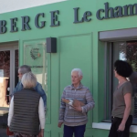 Ain : à Saint-Genis-sur-Menthon, la réouverture d’un commerce redonne vie au village
Après 33 ans sans aucun commerce, un nouveau café-restaurant-boulangerie-épicerie a ouvert ses portes à Saint-Genis-sur-Menthon, dans l'Ain. Tout le village revit.