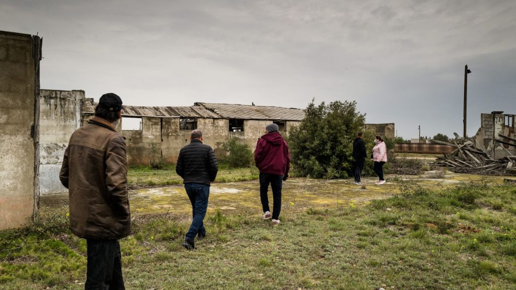 Camps de harkis : "Il faut que le gouvernement mène une politique de réparation à la hauteur", rappelle un fils de harkis après la condamnation de la CEDH
La justice européenne estime insuffisantes que les réparations prévues par la France pour ces familles, rapatriées d'Algérie après son indépendance et enfermés dans des camps. Une reconnaissance pour leurs enfants.