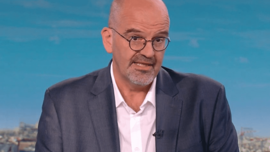 Épidémie de choléra à Mayotte : comment y répondre ?
Alors que l'épidémie de choléra prend de l'ampleur à Mayotte, Damien Mascret, médecin et journaliste de France Télévisions, est présent sur le plateau du 20 Heures, lundi 29 avril. Il revient notamment sur les moyens de répondre à cette épidémie.