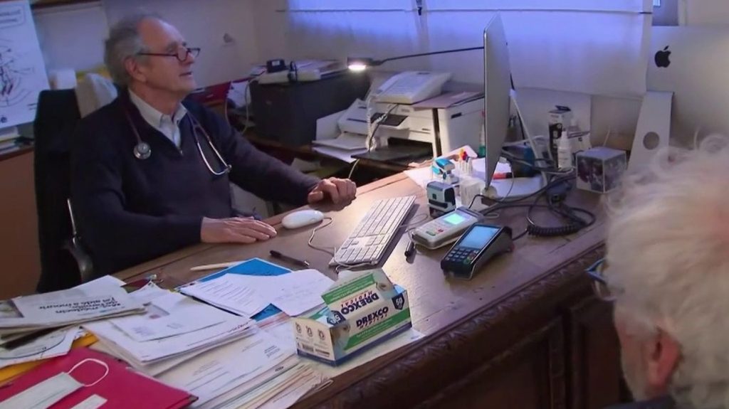 Consultation chez le médecin : le reste à charge va doubler
Le gouvernement est en quête d’économies. Les consultations chez le médecin seront bientôt moins bien remboursées, puisque le reste à charge va doubler. Cela concerne aussi les radios et les analyses