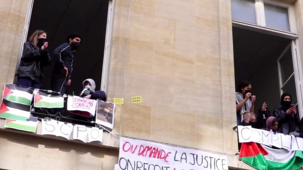 Blocage de Sciences Po Paris : retour au calme après l'évacuation des manifestants pro-Palestiniens
Le calme est revenu à Sciences Po Paris samedi 27 avril. Après l'arrivée des CRS la veille, les étudiants pro-Palestiniens ont accepté de lever le blocage après avoir trouvé un accord avec la direction.