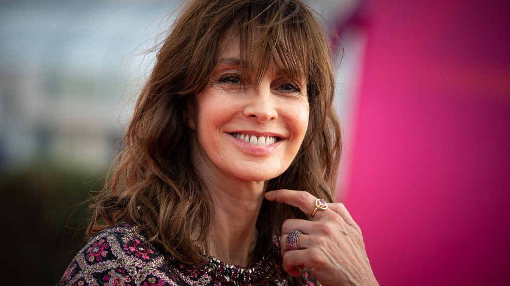 "Ça m'a manqué charnellement" : Anne Parillaud de retour au théâtre dans "Je ne serais pas arrivée là, si..."
Tous les jours, une personnalité s'invite dans le monde d'Élodie Suigo. Lundi 8 avril 2024 : la comédienne et écrivaine Anne Parillaud. Elle sera au théâtre Antoine dans la pièce écrite par Annick Cojean : "Je ne serais pas arrivée là, si..." à partir du 23 avril.