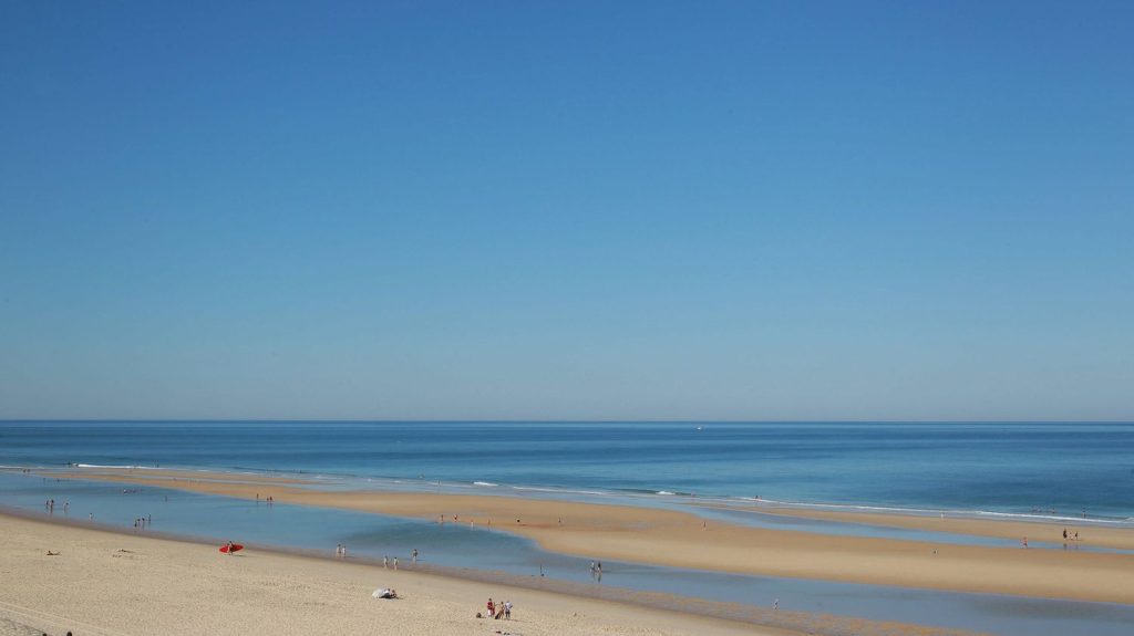 Les départements littoraux de Nouvelle-Aquitaine concernés par un "risque maximal" de baïnes samedi
Les courants sont "particulièrement forts et pourraient facilement entraîner les baigneurs vers le large", précise le Centre opérationnel de zone Sud-Ouest.