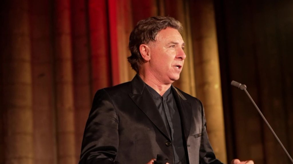 Le célèbre ténor Roberto Alagna s’invite dans les églises et les cathédrales pour une série de concerts
Neuf dates sont programmées pour cette tournée exceptionnelle en France et en Belgique. Roberto Alagna interprète des chants sacrés et des titres plus populaires.