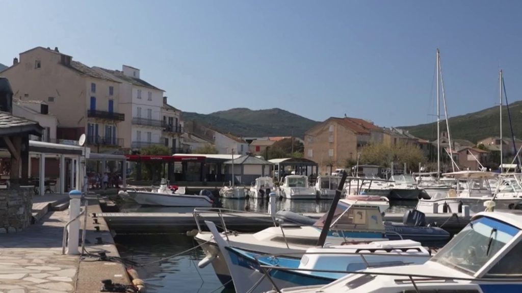 Village Corse : le maire se bat pour repeupler sa commune
Le village de Rogliano, dans le Cap Corse, réputé pour ses bons produits et sa douceur, se bat aussi pour retrouver des habitants. Mais comment s'y prennent-ils ?