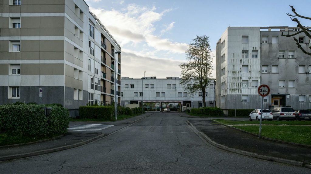 Adolescent tué à Romans-sur-Isère : le principal suspect placé en garde à vue, l'enquête requalifiée pour "assassinat"
L'adolescent a été poignardé mardi soir "en s'interposant lors d'une altercation", avait précisé le parquet de Valence. Trois autres personnes ont été placées en garde à vue jeudi.