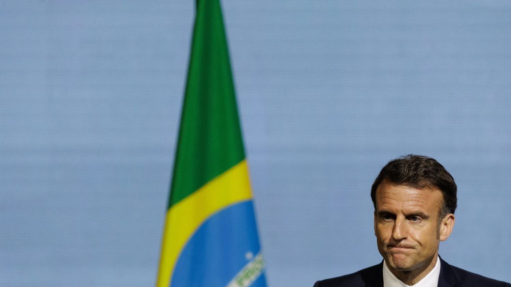 Rwanda : pourquoi Emmanuel Macron n'a finalement pas dit que "la France aurait pu arrêter le génocide"
Une communication de l’Élysée en fin de semaine laissait penser que le président allait faire un pas de plus dans cette reconnaissance de responsabilité de la France dans le génocide. Or il n’en est rien, ce sont ses services de communications qui sont responsables de ce raté.