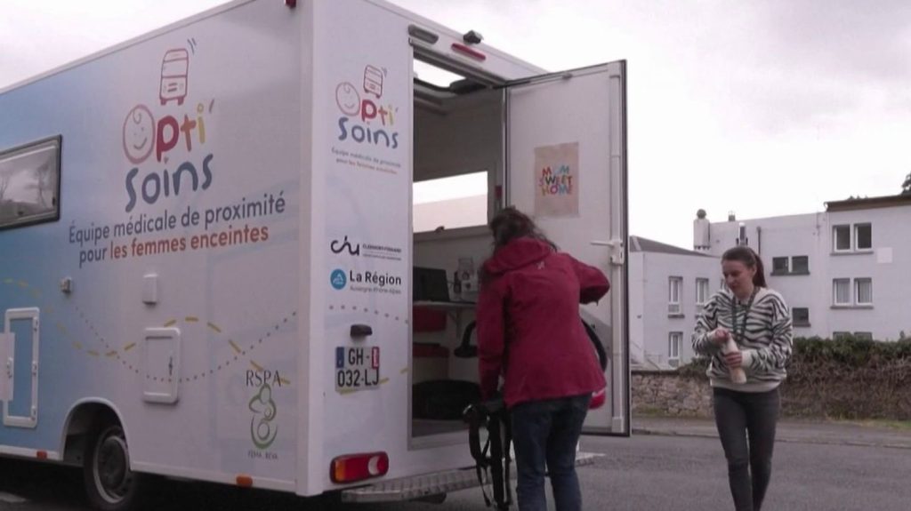 Auvergne : des sages-femmes itinérantes à la rencontre des habitantes
Un van itinérant sillonne les routes d'Auvergne pour accompagner les femmes enceintes situées loin des maternités. Petit hôpital sur roues, Opti'soins est une structure mobile qui vise à lutter contre les déserts médicaux.