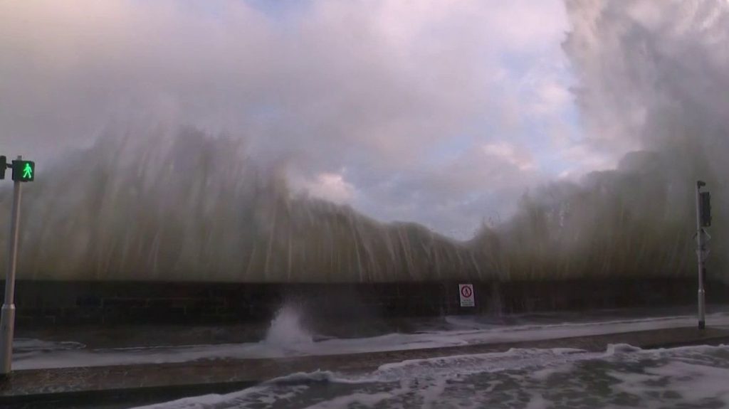 Dépression Pierrick : Saint-Malo envahi par la mer, un spectacle périlleux qui fascine les riverains
Mardi 9 avril, de nombreux riverains bravent le danger des vagues qui submergent la digue de Saint-Malo, en Bretagne, pour admirer ce phénomène d'une rare intensité, dû à la tempête Pierrick.