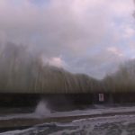 Dépression Pierrick : Saint-Malo envahi par la mer, un spectacle périlleux qui fascine les riverains
Mardi 9 avril, de nombreux riverains bravent le danger des vagues qui submergent la digue de Saint-Malo, en Bretagne, pour admirer ce phénomène d'une rare intensité, dû à la tempête Pierrick.