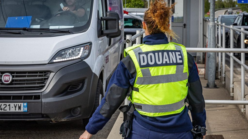 Pyrénées-Atlantiques : un homme condamné à un an de prison ferme pour avoir caché près de neuf tonnes de cigarettes dans des salades
Il s'agit de la plus grosse saisie jamais enregistrée d'après les douanes d'Hendaye.