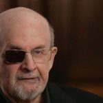 Salman Rushdie : son agression couchée sur le papier
L’écrivain Salman Rushdie publie le récit de l’agression au couteau dont il a été victime, en 2022. Son livre "Le couteau" (Gallimard) paraîtra jeudi 18 avril en France.