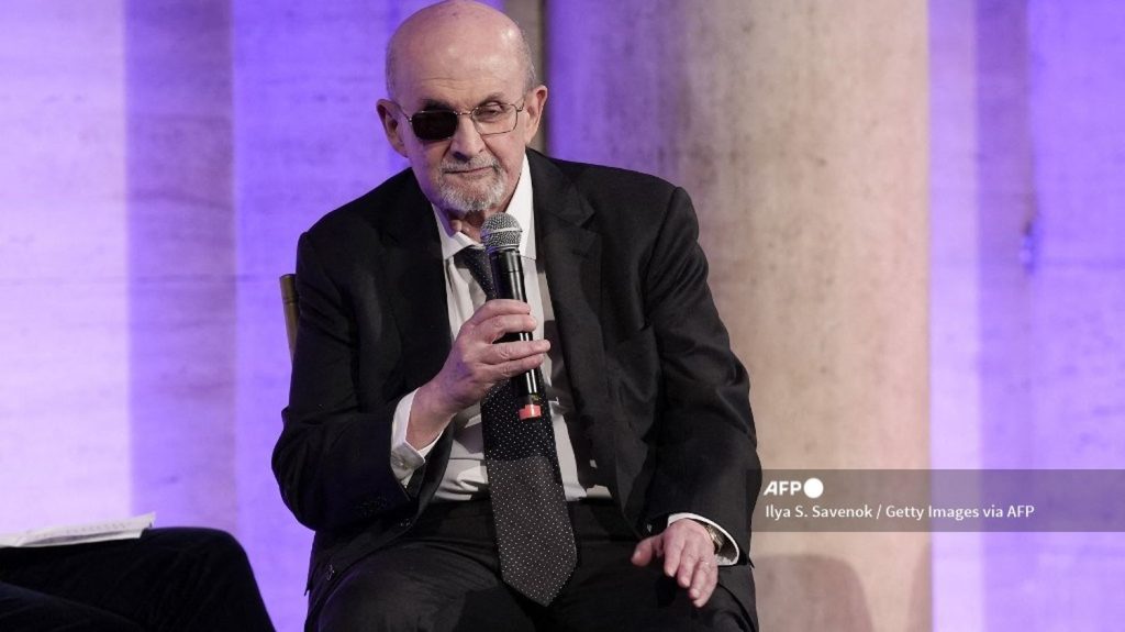 "C'est donc toi", a pensé Salman Rushdie à la vue de celui qui a voulu le tuer : l'écrivain se confie dans son nouveau livre "Le Couteau"
Salman Rushdie revient sur cette agression, en public, qui l'a conduit à l'article de la mort dans "Le Couteau", qui paraîtra le 16 avril aux Etats-Unis, et le 18 avril en France chez Gallimard.