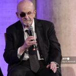 "C'est donc toi", a pensé Salman Rushdie à la vue de celui qui a voulu le tuer : l'écrivain se confie dans son nouveau livre "Le Couteau"
Salman Rushdie revient sur cette agression, en public, qui l'a conduit à l'article de la mort dans "Le Couteau", qui paraîtra le 16 avril aux Etats-Unis, et le 18 avril en France chez Gallimard.