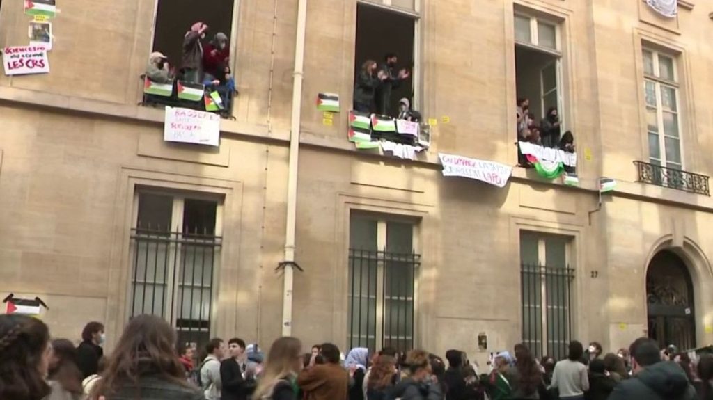 Paris : le blocage de Sciences Po levé
Vendredi 26 avril, des étudiants se sont réunis pour manifester leur soutien à la Palestine, en présence, notamment, de Rima Hassan. Après une journée de blocage, l'établissement a finalement été évacué.