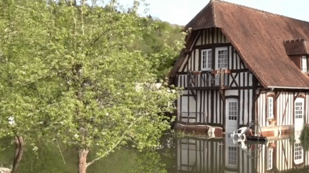 Intempéries : la Seine recule enfin en Seine-Maritime
En Seine-Maritime, l’eau se retire progressivement des habitations, mercredi 10 avril. Au cours des derniers jours, la Seine a débordé et s’est déversée, notamment dans le village de Bardouville.