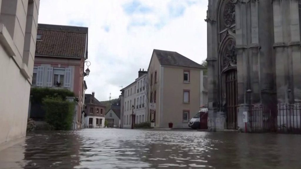 Inondations en Normandie : la Seine en crue, renforcée par les marées, menace les habitants
La Seine est sortie de son lit, poussée par les fortes marées d'avril en Normandie. À Bardouville, l'une des communes de Seine-Maritime aux abords du fleuve, les habitants ont vu leurs maisons inondées durant la nuit du lundi 8 avril au mardi 9 avril.