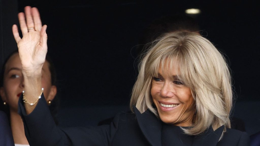 Brigitte Macron sera l'héroïne d'une série de fiction lancée par Gaumont
De sa rencontre avec Emmanuel Macron à l'accession à l'Élysée de son mari, cette série en six épisodes racontera le destin de cette professeure de français devenue Première dame.