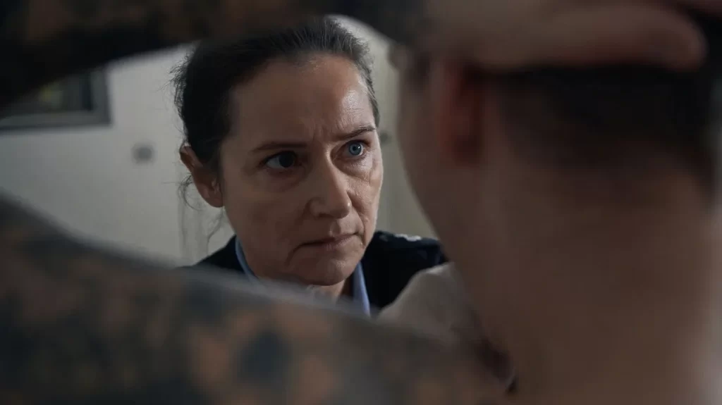 Festival du film policier de Reims : Sidse Babett Knudsen impressionnante dans "Sons", le thriller oppressant de Gustav Möller
Le réalisateur danois revient avec un film puissant dans le milieu carcéral qui explore la vengeance, le pardon et la rédemption. "Sons" est un voyage étouffant, un film physique.