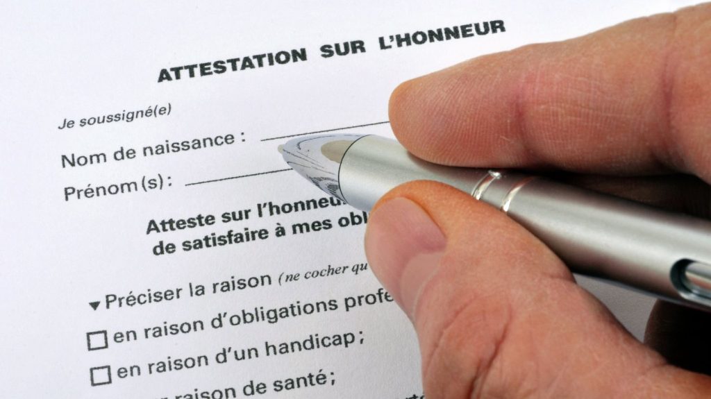 Simplification administrative : "On nous redemande en permanence les mêmes documents", dénoncent des chefs d'entreprises ulcérés par la "paperasse"
Un projet de loi de simplification de la vie économique doit être présenté en conseil des ministres pour "simplifier la vie des français" et notamment celle des patrons. Les chefs d'entreprises dénoncent régulièrement la lourdeur administrative à laquelle ils sont régulièrement confrontés.