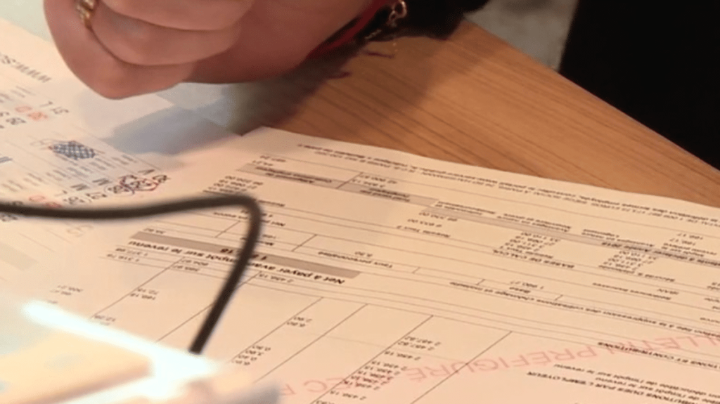 Fiches de paie : un projet de loi prévoyant de les simplifier bientôt présenté en Conseil des ministres
Un projet de loi prévoyant de simplifier les fiches de paie sera présenté la semaine prochaine en Conseil des ministres. On compte actuellement jusqu'à une cinquantaine de lignes sur un bulletin de salaire français.
