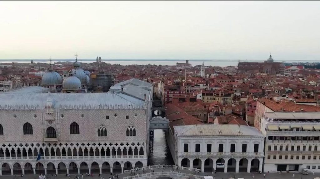 Tourisme : quelles solutions pour limiter l'afflux de touristes ?
En Italie, Venise a instauré jeudi 25 avril un ticket à 5 euros pour les touristes désirant visiter la ville. D'autres villes veulent endiguer le tourisme de masse. Quelles sont les solutions ?