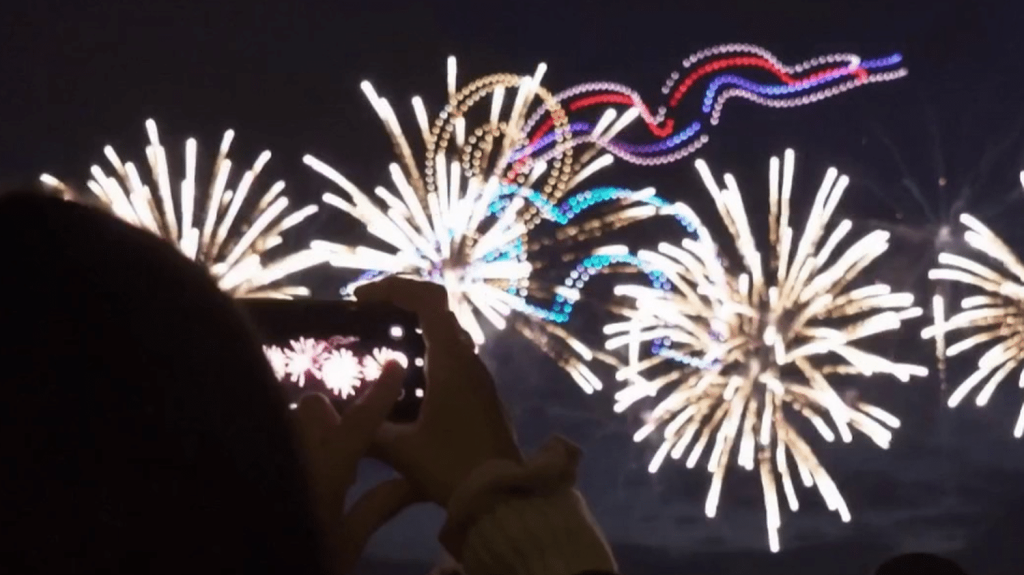 Paris 2024 : à Marseille, un spectacle lumineux à base de drones pour célébrer l'arrivée de la flamme olympique
18 000 Marseillais étaient réunis, vendredi 26 avril, pour assister à un impressionnant spectacle lumineux de drones. L'événement avait été prévu pour célébrer l'arrivée prochaine de la flamme olympique dans la ville.