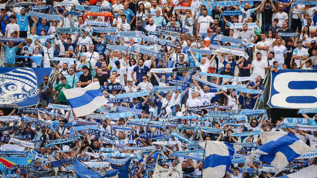 "Quand le club annonce 66 000, en vérité on dépasse les 75 000" : des stadiers accusés de faire entrer illégalement des supporters de l'OM dans le stade Vélodrome à Marseille
En échange d'un billet glissé sous le manteau, des stadiers laisse entrer des supporters sans abonnement, révèle France Bleu Provence. Une combine qui permet "de doubler la capacité du virage".