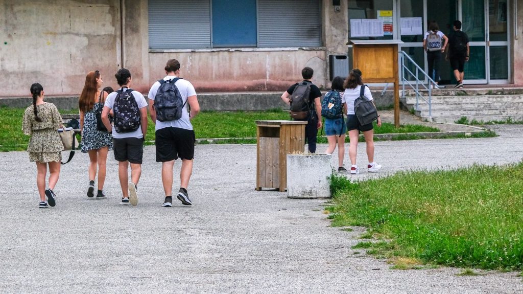 Reportage
"On a fait des recherches, personne n'a répondu" : la galère des lycéens pour trouver un stage d'observation en juin
Pour la première année, tous les élèves de seconde en voie générale et technologique doivent passer 15 jours dans une entreprise, une association ou une institution pendant le mois de juin.