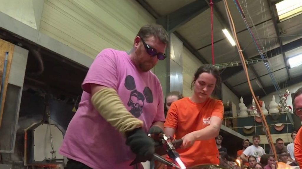 Rhône : John Moran, la star des souffleurs de verre débarque en France
Vainqueur d'une émission de téléréalité outre-Atlantique, John Moran, souffleur de verre américain, a posé ses valises dans le Rhône pour collaborer avec des confrères français.