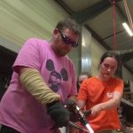Rhône : John Moran, la star des souffleurs de verre débarque en France
Vainqueur d'une émission de téléréalité outre-Atlantique, John Moran, souffleur de verre américain, a posé ses valises dans le Rhône pour collaborer avec des confrères français.