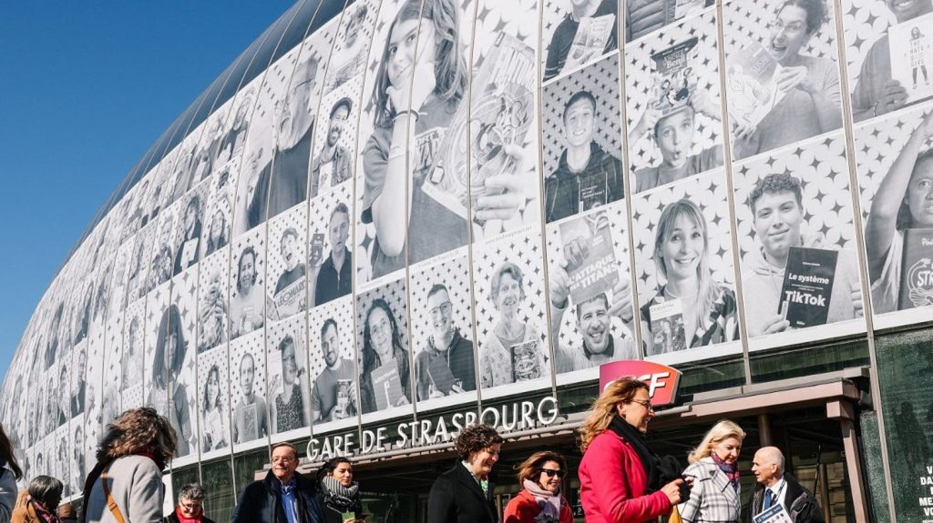 Strasbourg devient Capitale mondiale du livre pour un an
Élus, écrivains et artistes ont donné le coup d'envoi des manifestations organisées dans le cadre de l'année "Strasbourg, Capitale mondiale du livre", label de l'Unesco décerné pour la première fois à une ville française.
