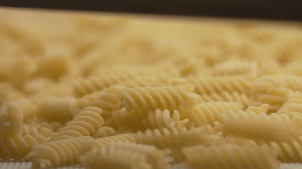 Consommation : la bataille des pâtes dans les supermarchés
Les rayons de pâtes s’étendent et se diversifient à vue d’œil dans les supermarchés. Marques historiques côtoient désormais de nouvelles venues avec des gammes plus artisanales.