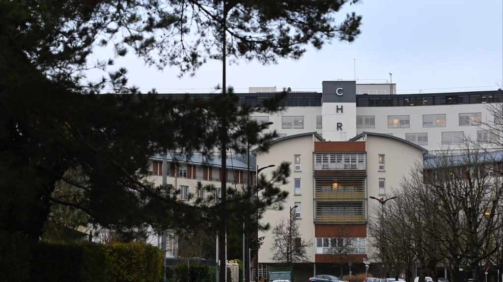 Incident de stérilisation au CHR Metz-Thionville : les opérations non urgentes finalement suspendues jusqu'à vendredi
"Les résultats des analyses de l'eau effectuées ce week-end après les premières opérations de nettoyage ne révèlent aucune anomalie", annonce l'hôpital lundi dans un communiqué. Les opérations non urgentes avaient été suspendues vendredi 19 avril après un accident de stérilisation du matériel.