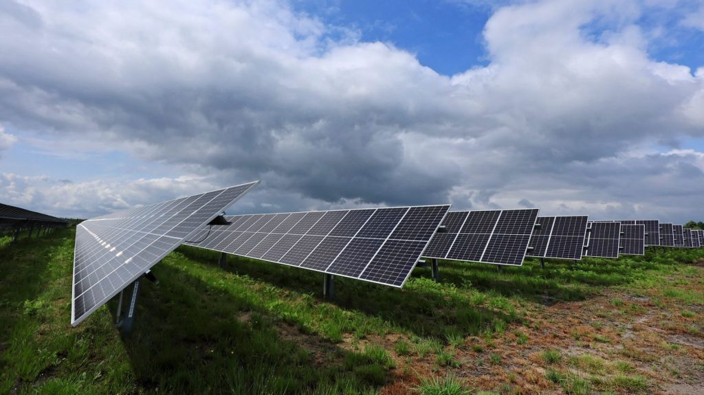 Panneaux solaires : le fabricant français Systovi met la clé sous la porte et dénonce un "dumping chinois"
La France tente de résister à la concurrence chinoise. Elle essaie de lancer sa propre filière photovoltaïque, mais elle est très en retard. Essentiellement composée de PME, elle ne fait pas le poids face aux géants chinois.