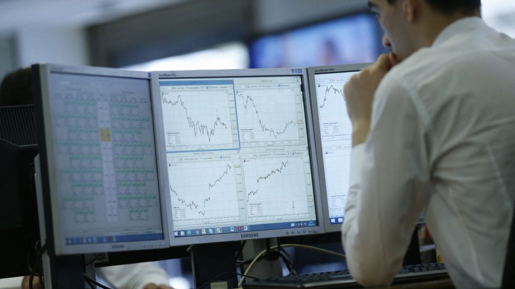 Pourquoi le gouvernement envisage de limiter les rachats d'action
Le gouvernement cherche de l’argent. Et pour inciter les groupes à partager leurs bénéfices avec les salariés plutôt que les actionnaires, une taxation rétroactive pourrait voir le jour en 2025.