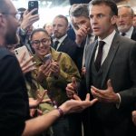 Emmanuel Macron ouvre la voie à une taxe sur les livres d'occasion
L'Unesco organise sa Journée mondiale du livre pour la première fois en France, à Strasbourg. Parralèlement, l'idée d'une taxe sur les livres d'occasion prend de l'ampleur après les déclarations du président de la République.