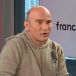 Taylor Swift à Paris : "C'est une artiste qui casse absolument tous les records", témoigne son tourneur Arnaud Meersseman
C'est le jour J pour les fans de Taylor Swift. La chanteuse américaine sort son nouvel album "The Tortured Poets Department". La prochaine étape de sa tournée se fait en France, à Paris et Lyon, en six dates. La première sera le 9 mai, dans la capitale.