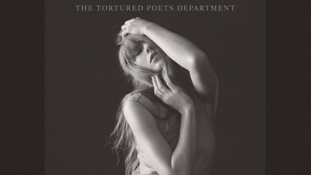On a écouté "The Tortured Poets Department" de Taylor Swift, un album intime aux influences pop et folk
"The Tortured Poets Department" combine la folk intimiste de "Folklore" et "Evermore" avec la synthpop pailletée de "Midnights" pour créer une musique à la fois ambitieuse et qui assume son côté chaotique.