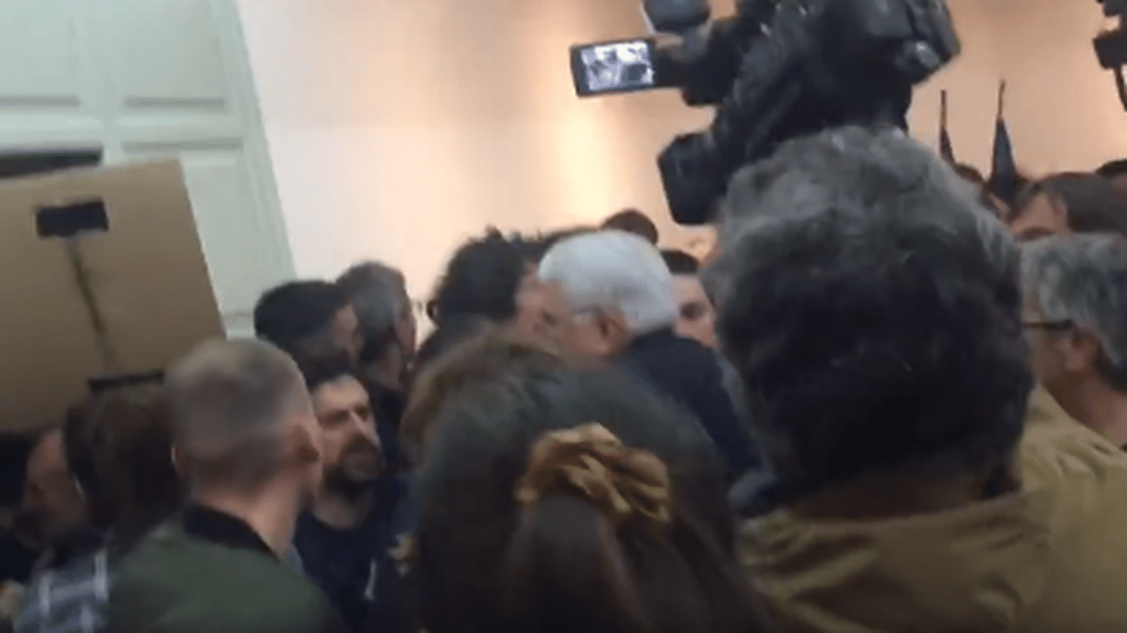 Maire bousculé à Cambo : "Je suis tombé en arrière et ma tête a frappé le sol", témoigne l'élu
Le maire de Cambo-les-Bains témoigne pour la première fois depuis le conseil municipal très agité au cours duquel l'élu a été projeté au sol.