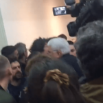 Maire bousculé à Cambo : "Je suis tombé en arrière et ma tête a frappé le sol", témoigne l'élu
Le maire de Cambo-les-Bains témoigne pour la première fois depuis le conseil municipal très agité au cours duquel l'élu a été projeté au sol.