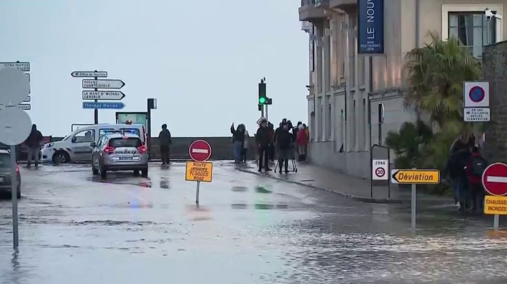 Tempête Pierrick : des crues et de fortes vagues
Le fort coup de vent lié à la tempête Pierrick se poursuit, mardi 9 avril, avec des rafales de vent associées aux forts coefficients de marée et à une houle importante.