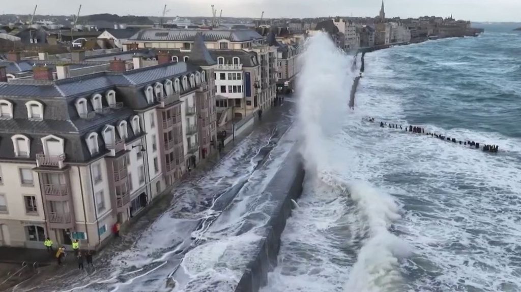 Dépression Pierrick : des vagues impressionnantes à Saint-Malo
La tempête Pierrick touche le littoral atlantique. À Saint-Malo (Ille-et-Vilaine), les habitants assistent au déferlement des vagues.