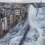 Dépression Pierrick : des vagues impressionnantes à Saint-Malo
La tempête Pierrick touche le littoral atlantique. À Saint-Malo (Ille-et-Vilaine), les habitants assistent au déferlement des vagues.
