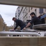 Restauration : les terrasses éphémères fleurissent à l'approche de la période estivale
Les installations estivales éphémères font leur retour à partir du lundi 1er avril. Une aubaine pour les restaurateurs qui attendent 15 millions de visiteurs à Paris pour les Jeux olympiques. Elles fleurissent dans les rues de Paris, prêtes à recevoir dès le lundi 1er avril les clients sur des places de stationnement.