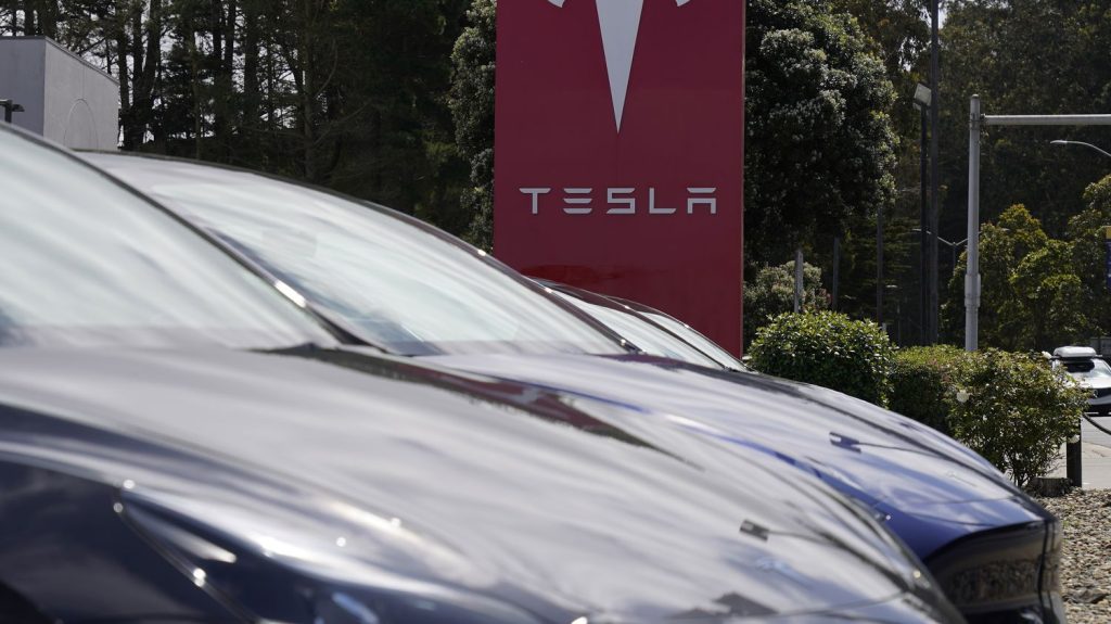 Voitures électriques : Tesla licencie près de 14 000 personnes dans le monde
Les ventes reculent, l'action a perdu près du tiers de sa valeur, et le constructeur de voitures électriques subit de plein fouet la concurrence. Elon Musk, le PDG du constructeur automobile américain, a annoncé licencier plus de 10% de ses effectifs dans le monde.