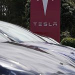 Voitures électriques : Tesla licencie près de 14 000 personnes dans le monde
Les ventes reculent, l'action a perdu près du tiers de sa valeur, et le constructeur de voitures électriques subit de plein fouet la concurrence. Elon Musk, le PDG du constructeur automobile américain, a annoncé licencier plus de 10% de ses effectifs dans le monde.