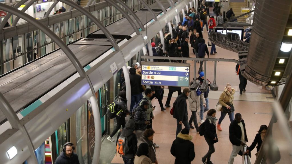 Paris 2024 : la RATP va tester des caméras intelligentes pour mesurer en temps réel l'affluence dans le métro
La RATP va tester ce nouveau système à partir du mois de juin jusqu'à la fin des Jeux paralympiques, en septembre, pour voir si cela permet de fluidifier la répartition des voyageurs dans les rames.