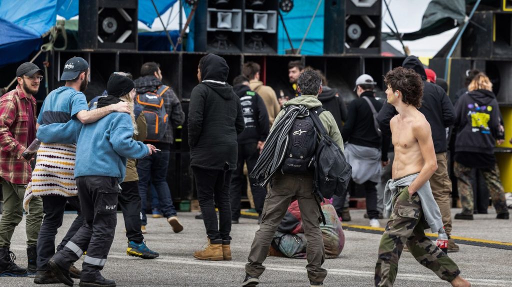 Quimper : 8 000 teufeurs quittent le site de l'aéroport après un week-end de rave party
Les teufeurs qui s'étaient réunis illégalement ce week-end à Pluguffan, sur le site de l'aéroport de Quimper ont respecté leur engagement et ont commencé à quitté les lieux.
