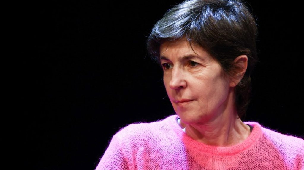 Légion d'honneur à Thierry Ardisson : Christine Angot qualifie de "gifle" la décision d'Emmanuel Macron
"Dans un système où la respectabilité est indexée sur la richesse, la force, le pouvoir, ceux qui les détiennent ne peuvent que recevoir admiration, sourire, médaille, Légion d'honneur", dénonce Christine Angot dans une tribune publiée dans "Libération".